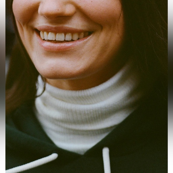 Aerie Essential Turtleneck Layering T-Shirt in Soft Muslin Size Small NWOT - Picture 4 of 6